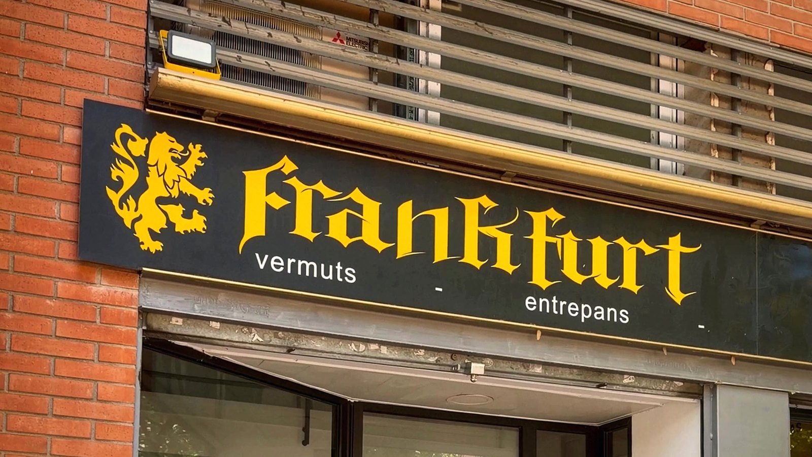 Letrero de Frankfurt El Corner con el león dorado en la fachada de la calle Canelones