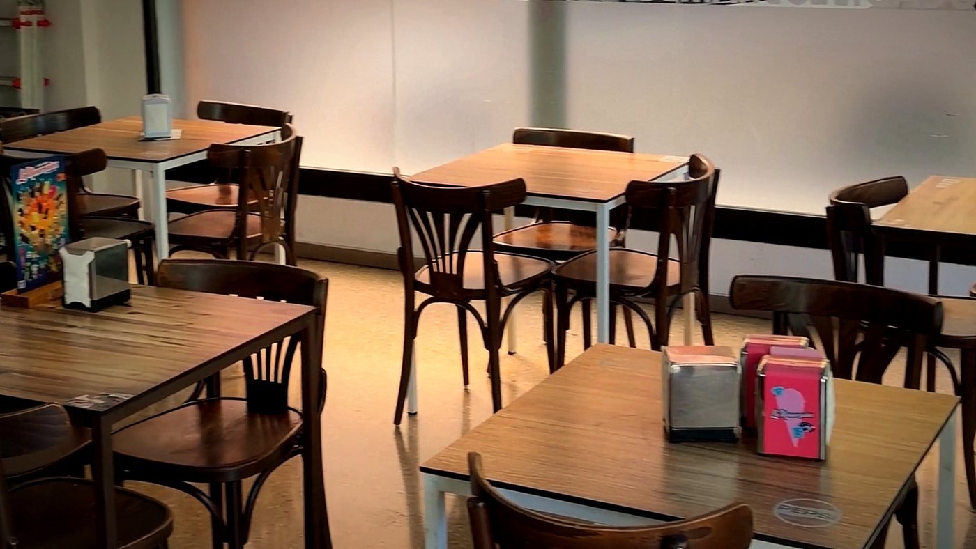 Comedor de Frankfurt El Corner con mesas de madera y luz cálida